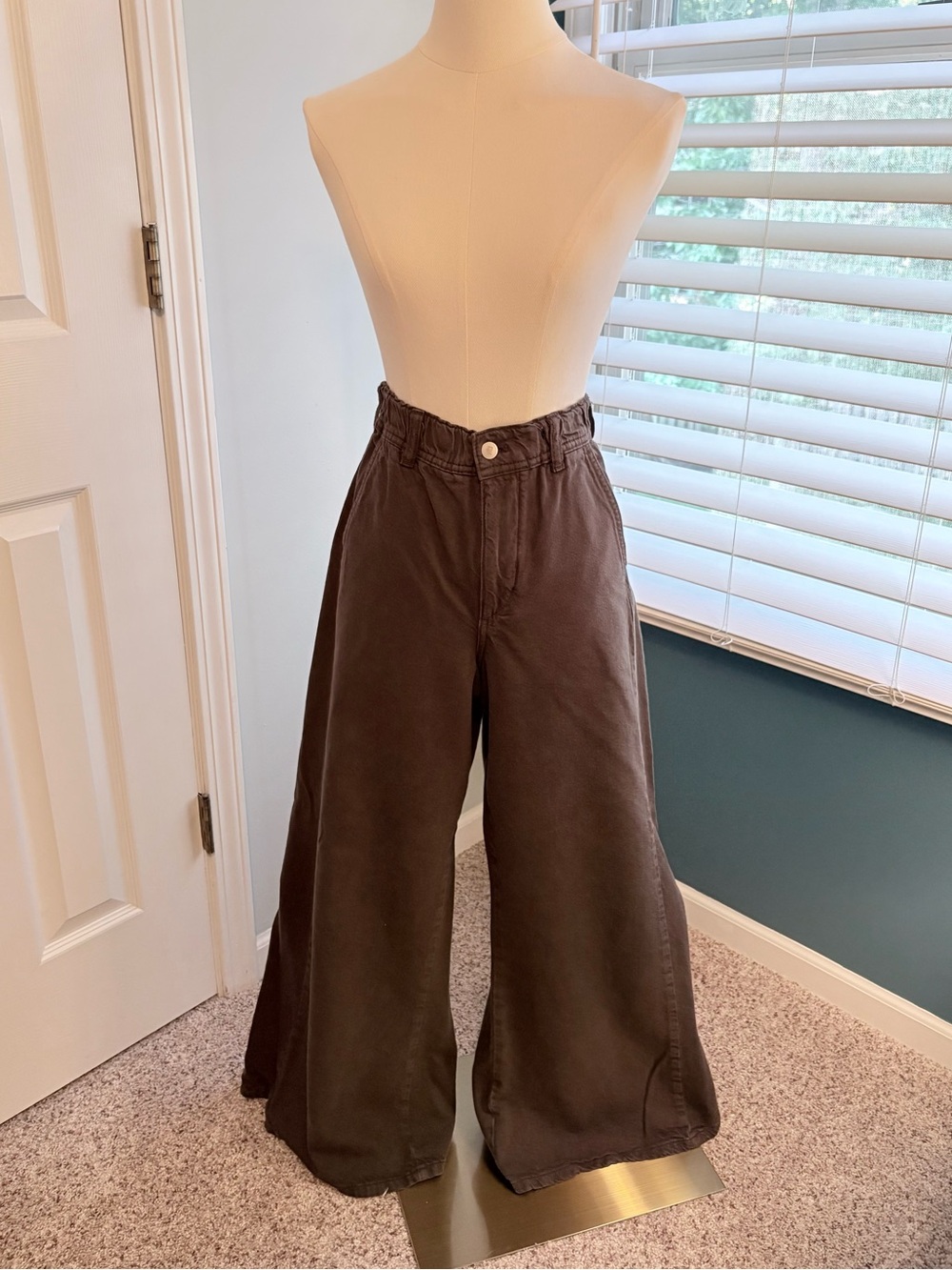 Anthropology Wide Leg High-Rise Women's Jeans - light black. Size small
